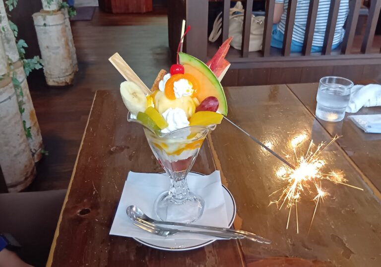 花火付きのプライムパフェ（喫茶＆中華レストラン プライム太一・下諏訪町）