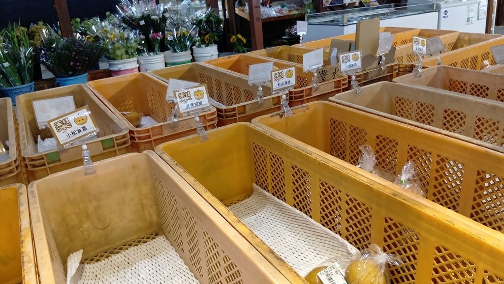 ファーマーズガーデンやまがたの店内の梨売り場
