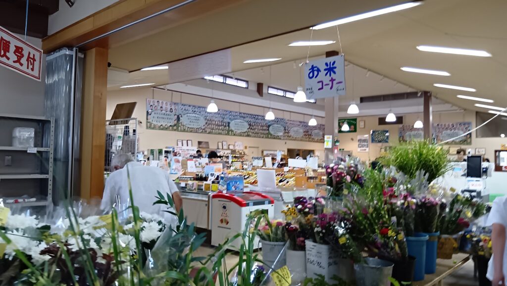 道の駅今井恵みの里の店内の切り花売り場
