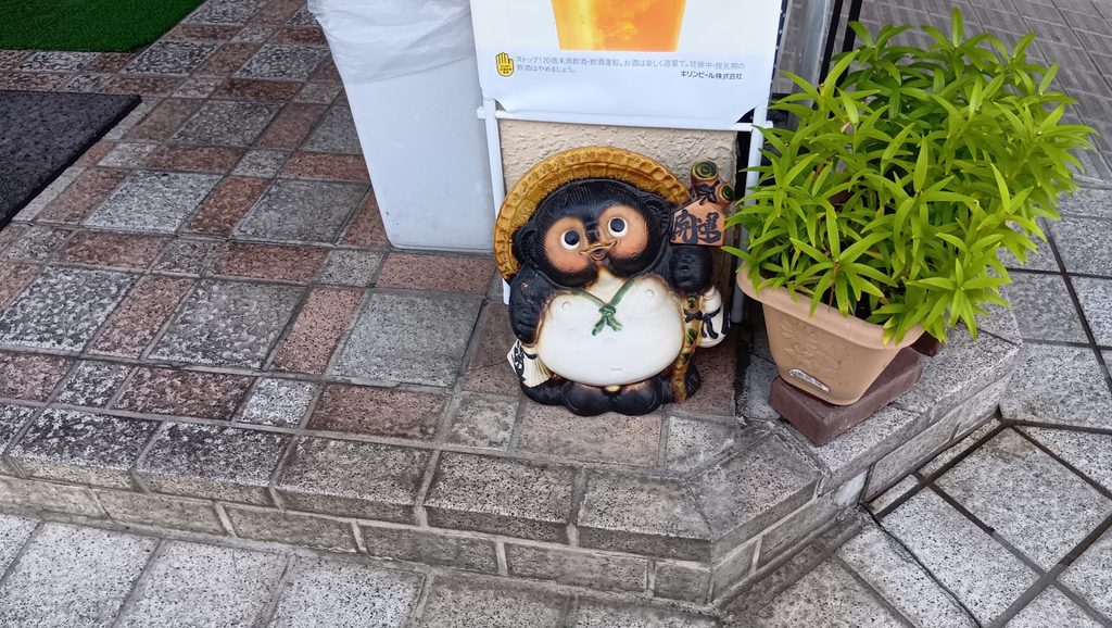 焼肉南大門の入り口のたぬきの置物