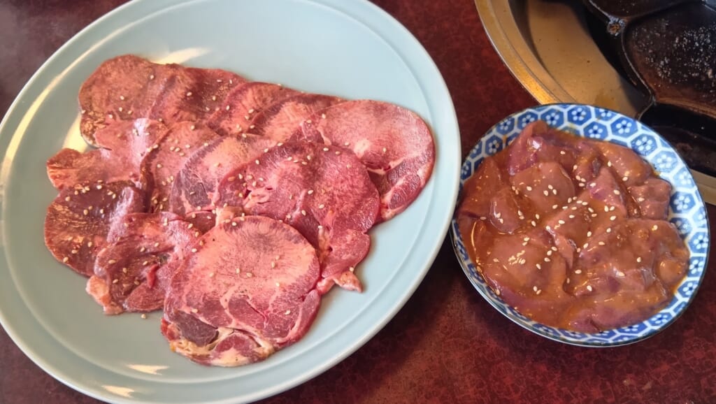 焼肉南大門の牛タンと豚レバー