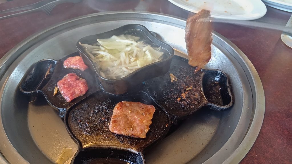 焼肉南大門で焼肉を楽しむ様子