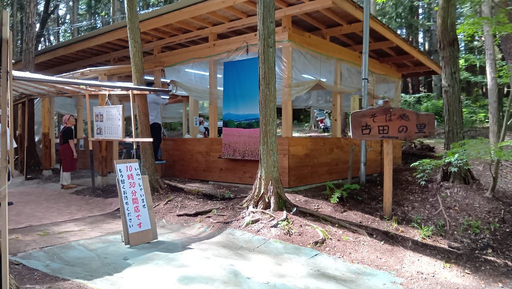 赤そば祭り初日のそば処は開店準備中