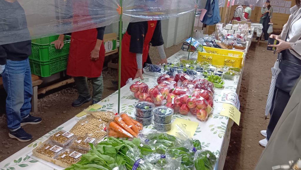 赤そばの里の農産物直売所で販売されている野菜や果物